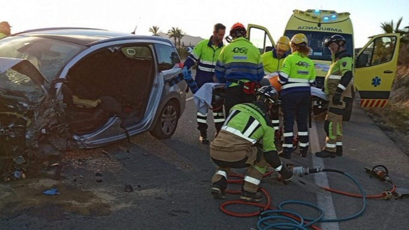 Tres heridos como consecuencia de la colisión de dos coches en Mazarrón