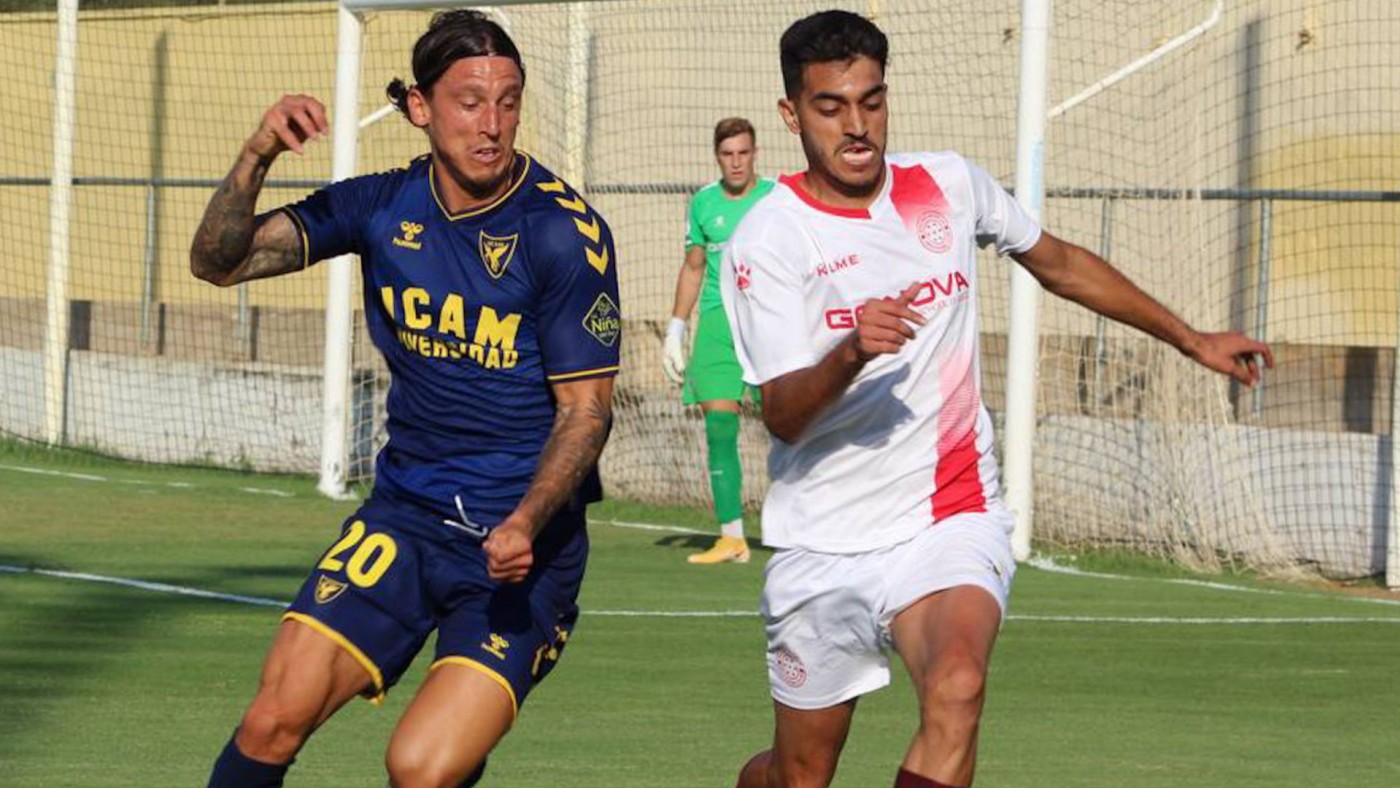 Una jugada del partido entre el UCAM y el Racing Murcia. Foto: UCAM Murcia CF