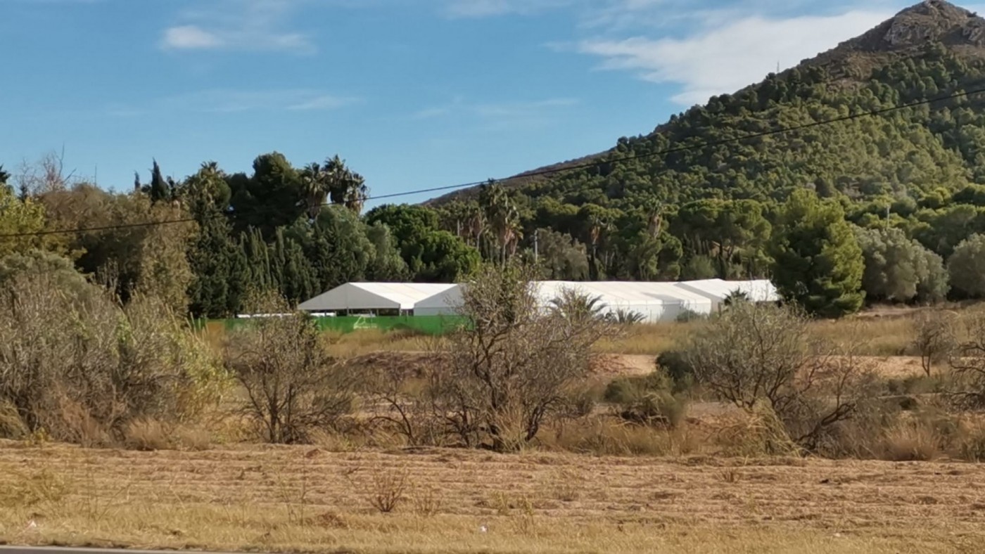 El Ayuntamiento de Cartagena precinta las carpas para acoger inmigrantes en el hospital Naval 