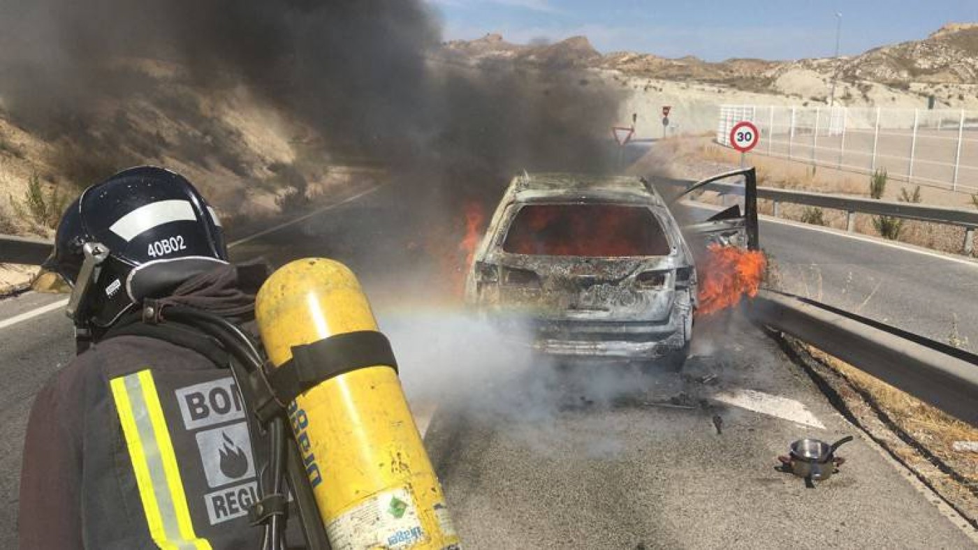 Un bombero apaga el incendio del vehículo en la A-7. BOMBEROS CEIS