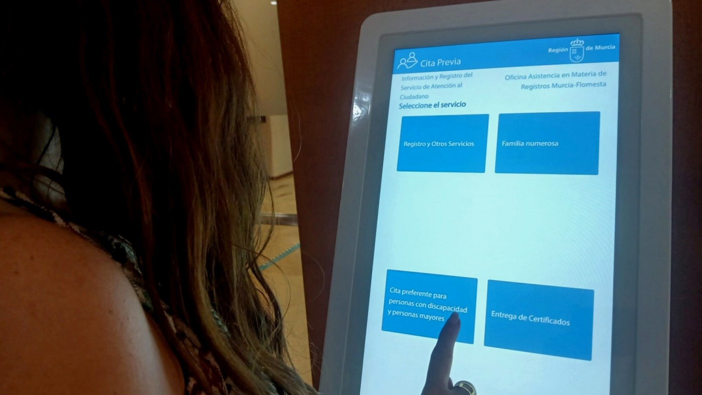 La Comunidad implanta un sistema de atención preferente para mayores y personas con discapacidad