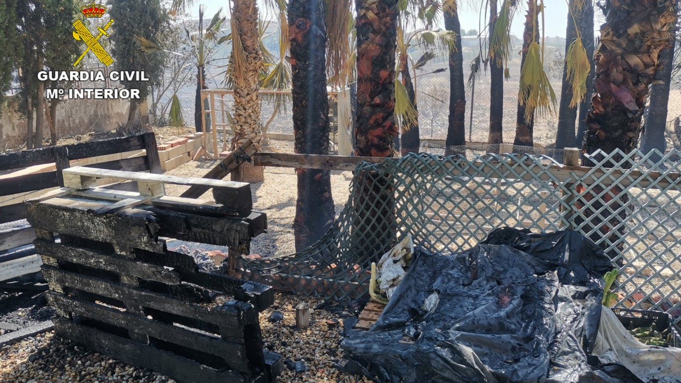 Agentes de la Guardia Civil salvan la vida a 3 personas en un incendio en Gea y Truyols