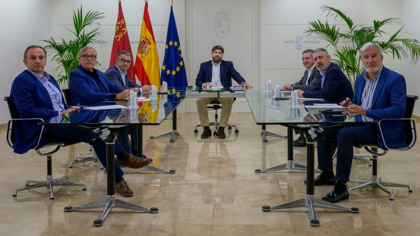 Representantes de las organizaciones agrarias reunidos con el presidente López Miras esta mañana en San Esteban. CARM