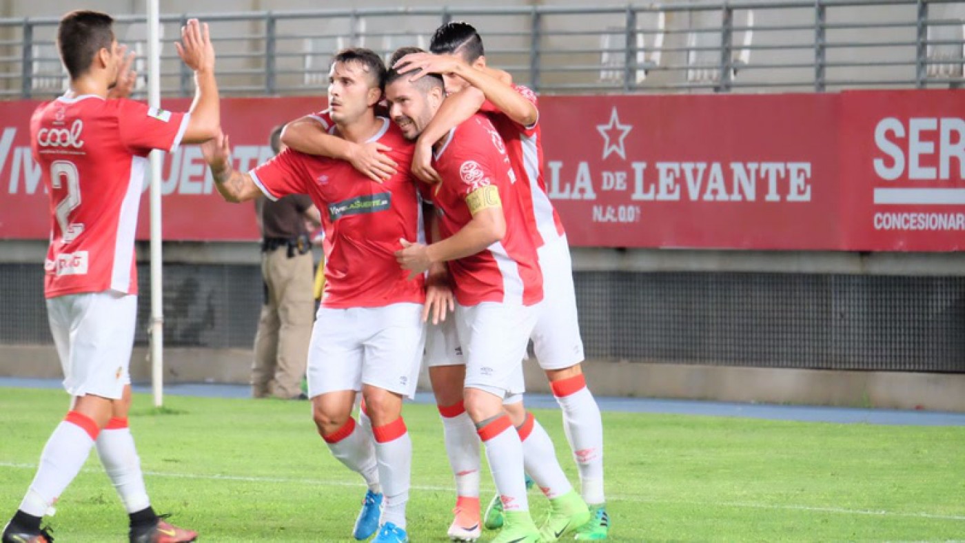 Víctor Curto, abrazado por sus compañeros