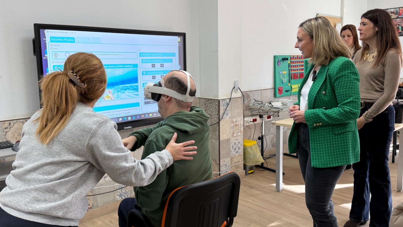 La Comunidad impulsa la autonomía de personas con discapacidad con realidad virtual y guantes robóticos