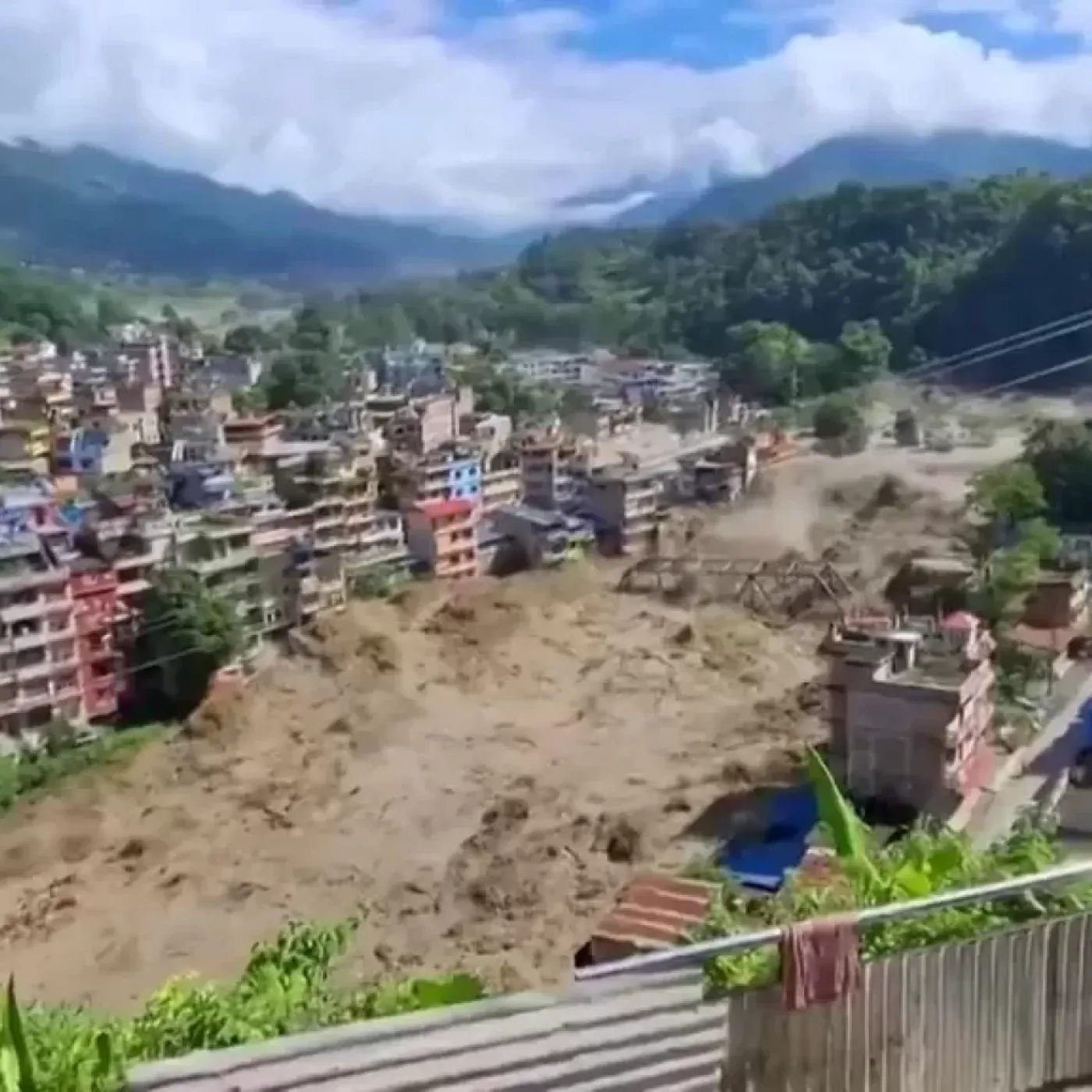EL MIRADOR T06C251 Catástrofe en Nepal: El desprendimiento de un glaciar divide el país en dos y deja miles de desaparecidos (27/08/2026) episode artwork