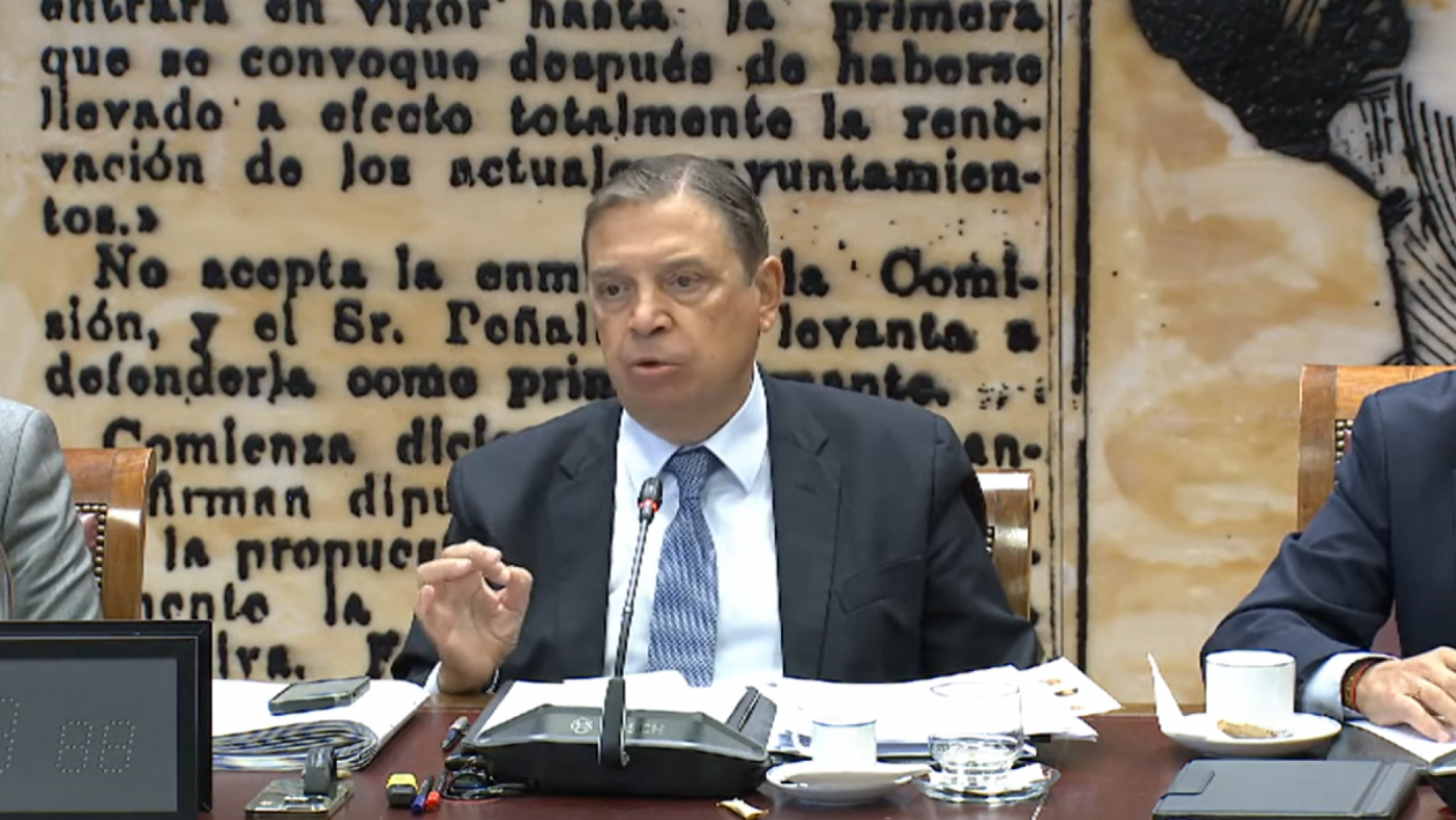 Luis Planas le pide al senador murciano Antonio Luengo que "no pongan sus sucias manos sobre los veterinarios"
