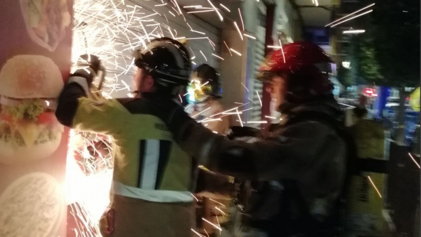 Nueve heridos por inhalación de humo en el incendio del bajo de un edificio de siete plantas en Molina de Segura