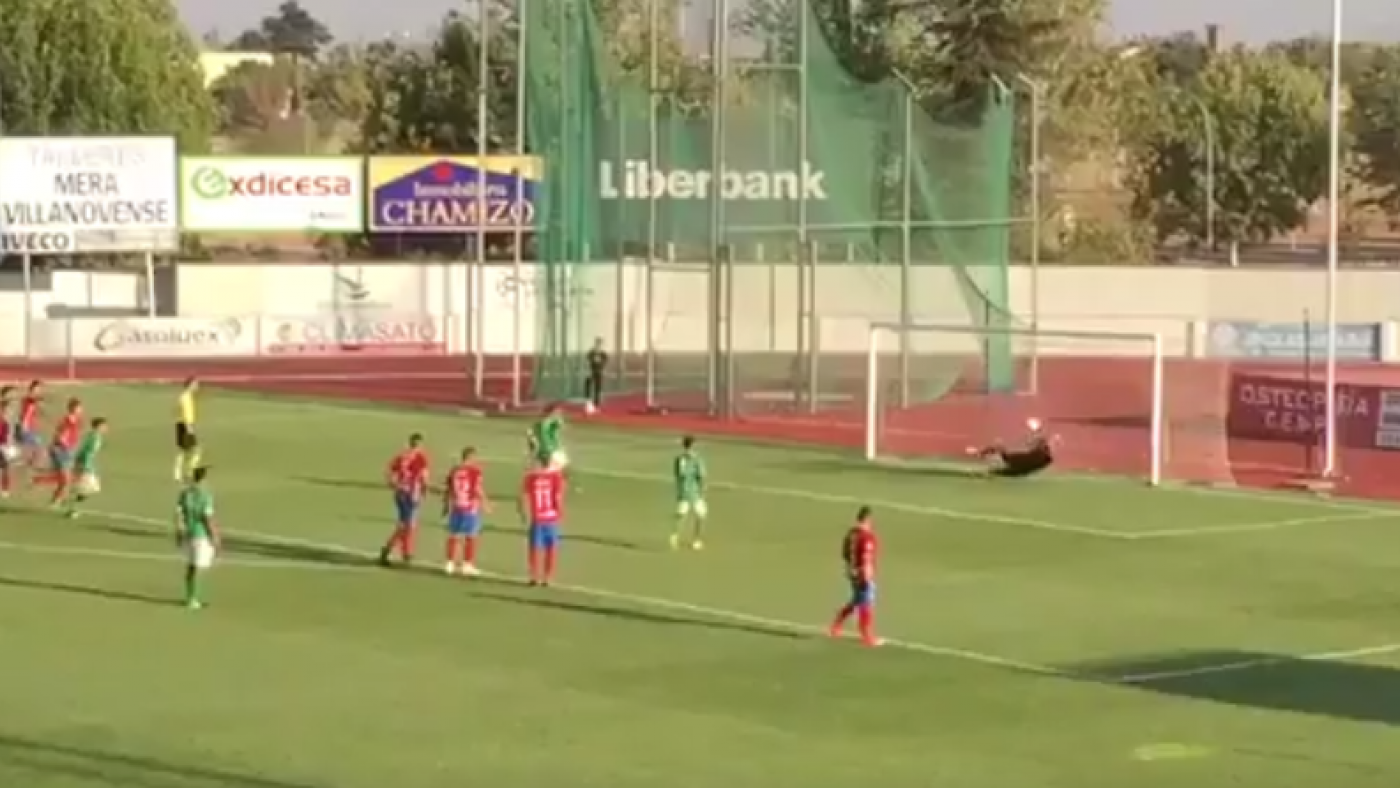 Biel Ribas, portero del Real Murcia, parando un penalti cuando los granas caían 1-0 (foto: Deportes Extremadura)