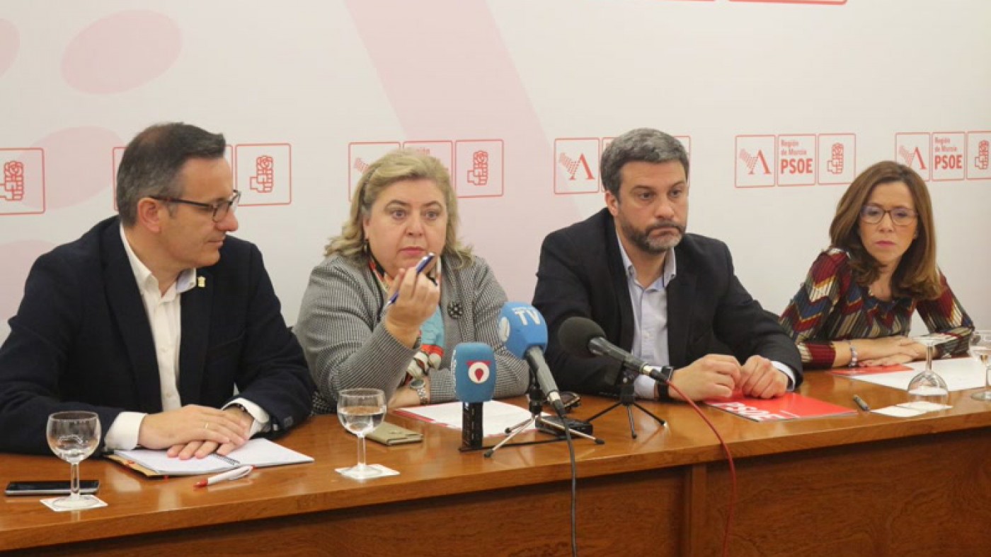 Clara Aguilera, segunda a la izquierda, en rueda de prensa junto a dirigentes del PSRM PSOE