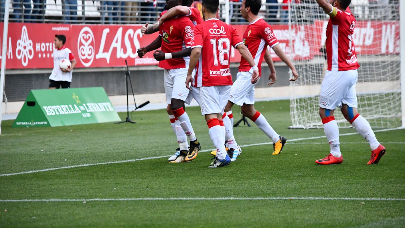 Los jugadores del Real Murcia celebran uno de los goles de Chrisantu