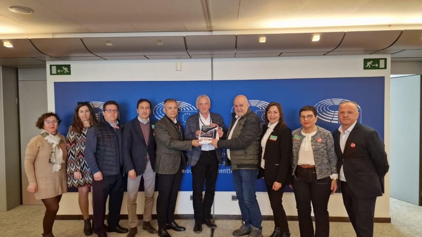 El Parlamento Europeo recibe la petición de vecinos y colectivos de suspender el Plan de Movilidad de Murcia
