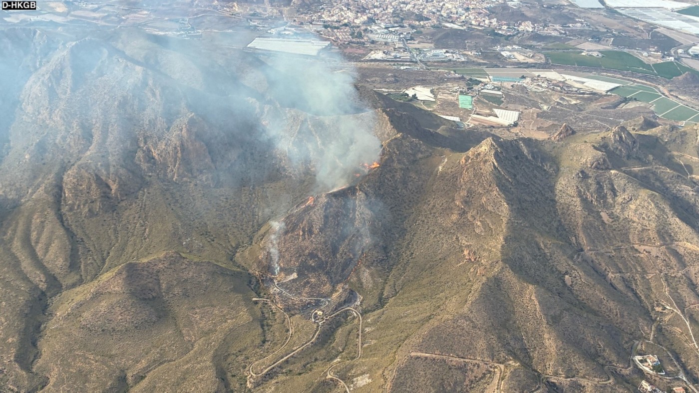 Desalojadas 23 personas por el incendio forestal en Mazarrón