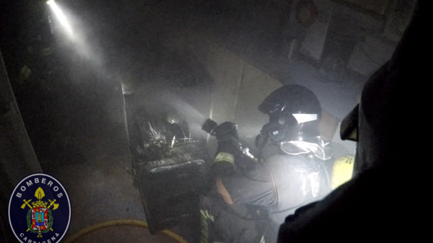 Bomberos sofocan un incendio en una vivienda de Cartagena