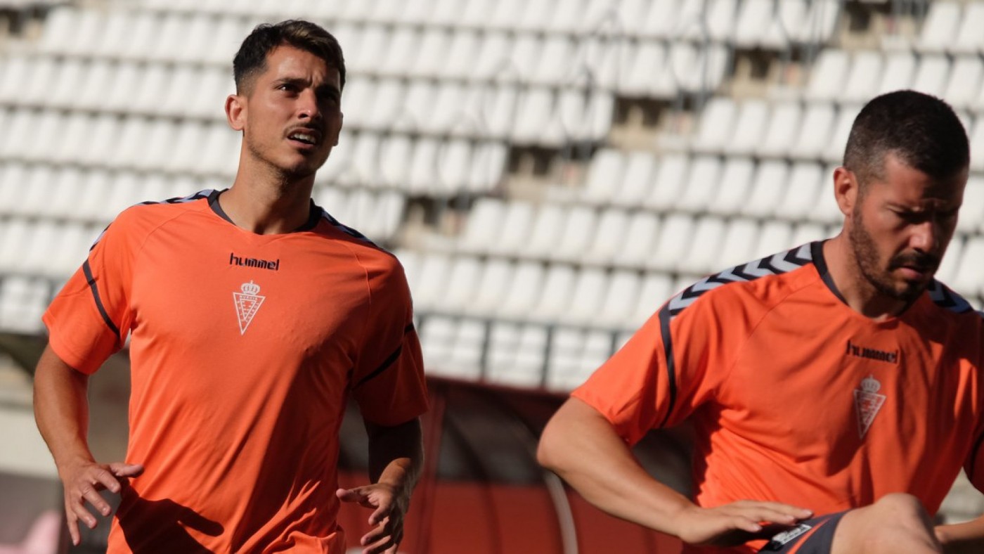 Armando y Víctor Curto tienen dos de los contratos que preocupan al Real Murcia