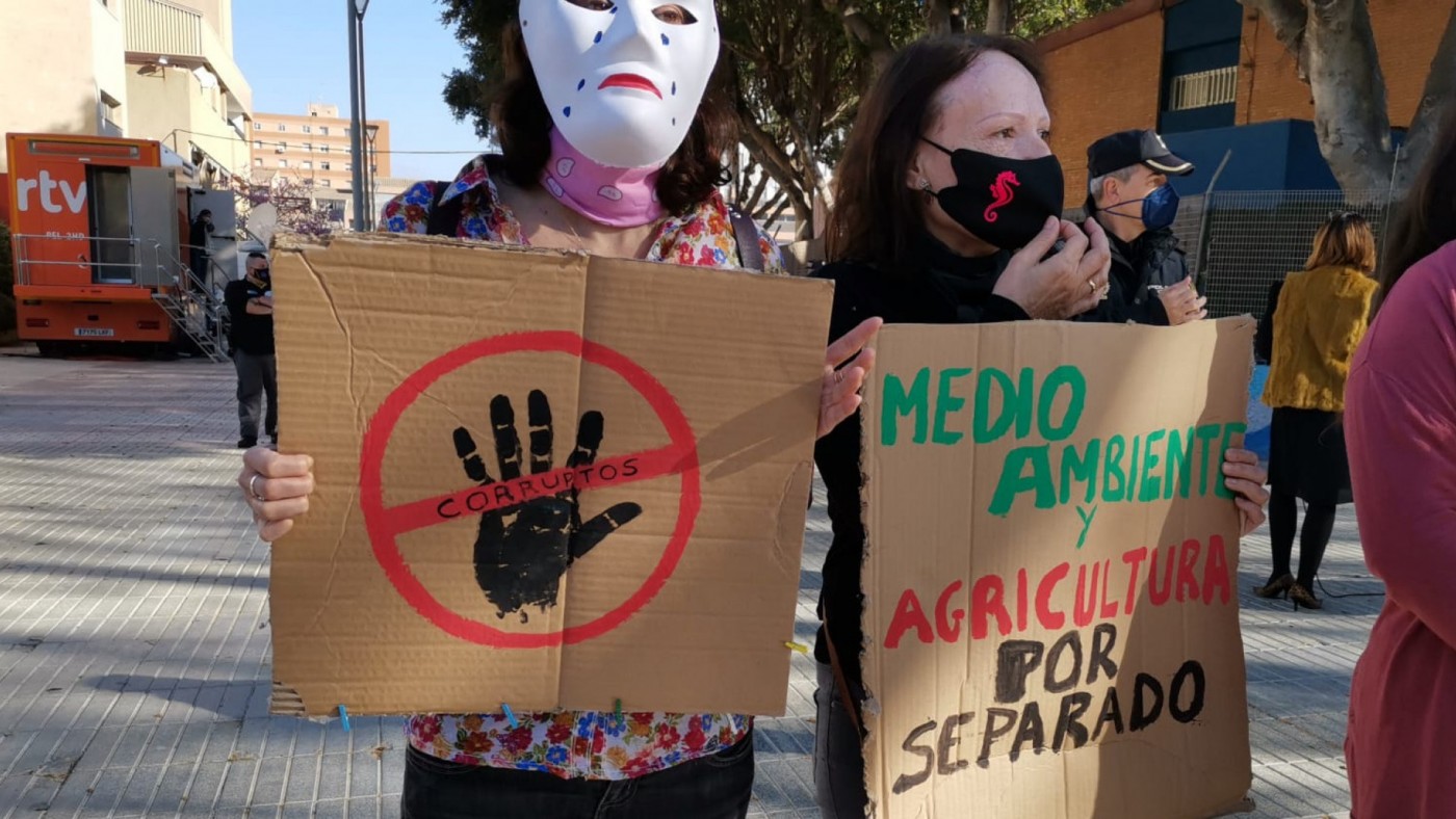 Protesta a las puertas de la Asamblea Regional en defensa del Mar Menor