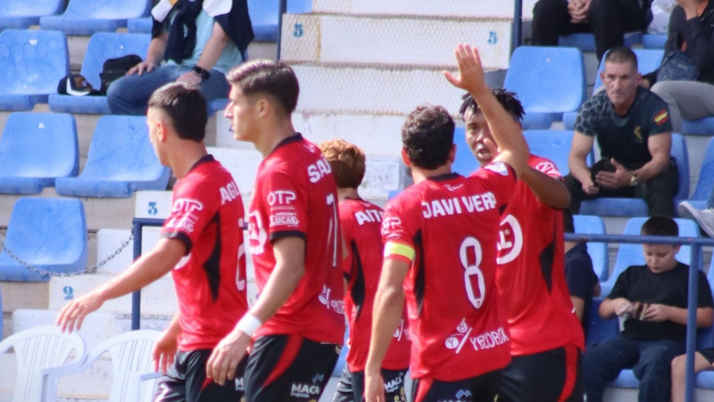 El Cieza vence al UCAM en un festival de penaltis