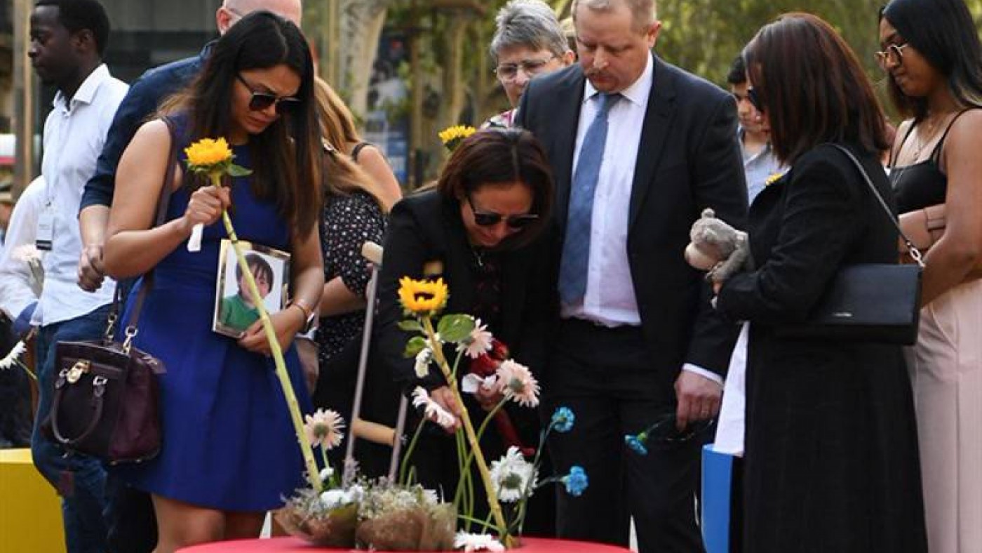 Familiares de las víctimas participan en la ofrenda floral. EP