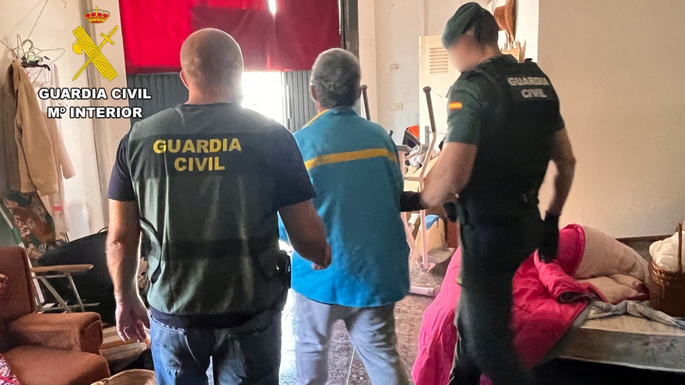 Agentes de la Guardia Civil detienen a uno de los integrantes de la banda. GUARDIA CIVIL