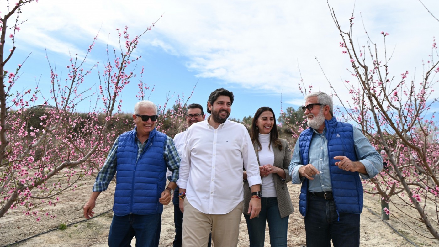 López Miras elogia en Cieza las frutas de hueso que empezarán a recolectarse a mediados de abril