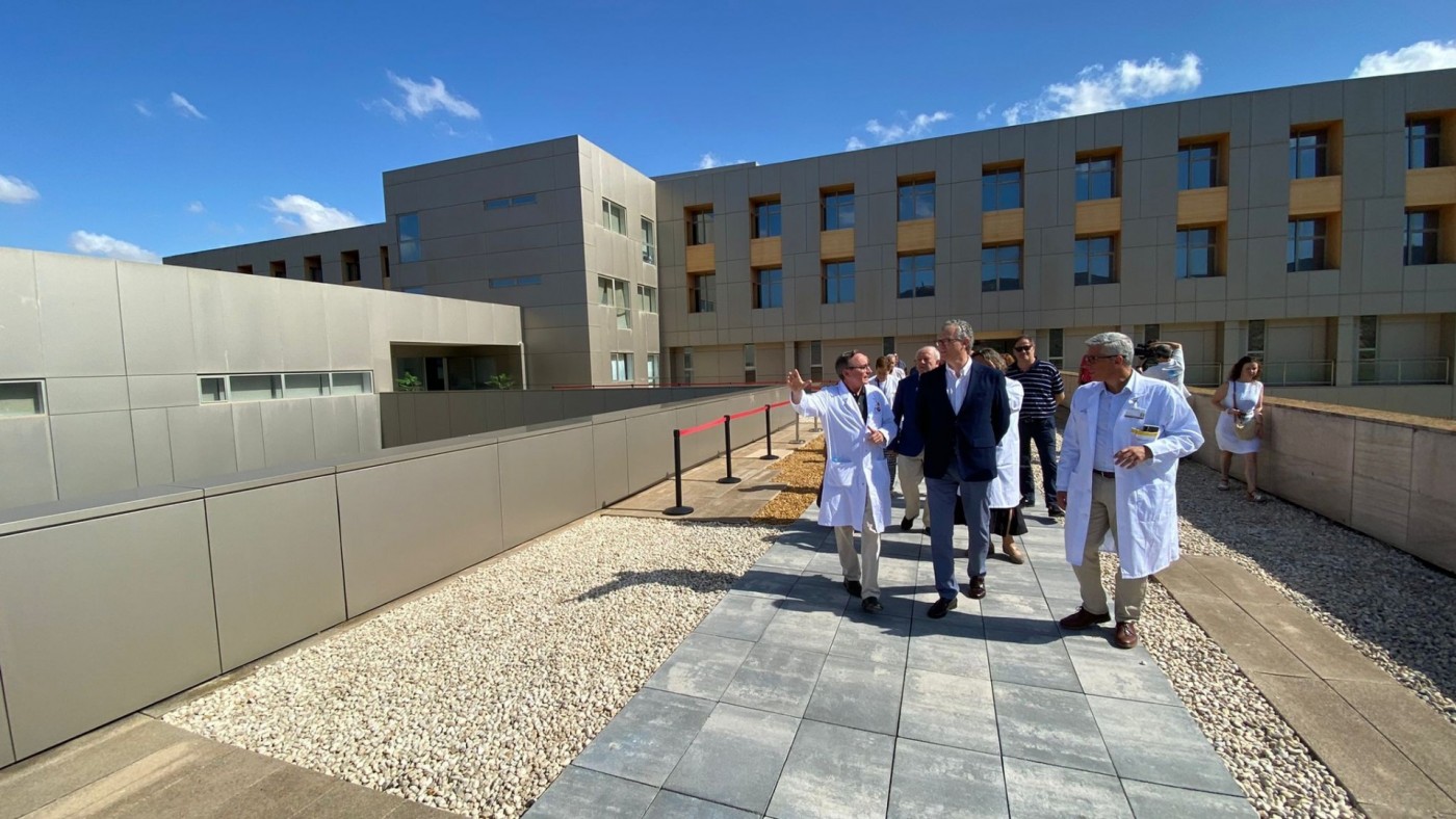 La UCI del hospital Santa Lucía estrena un espacio exterior para pacientes y familiares