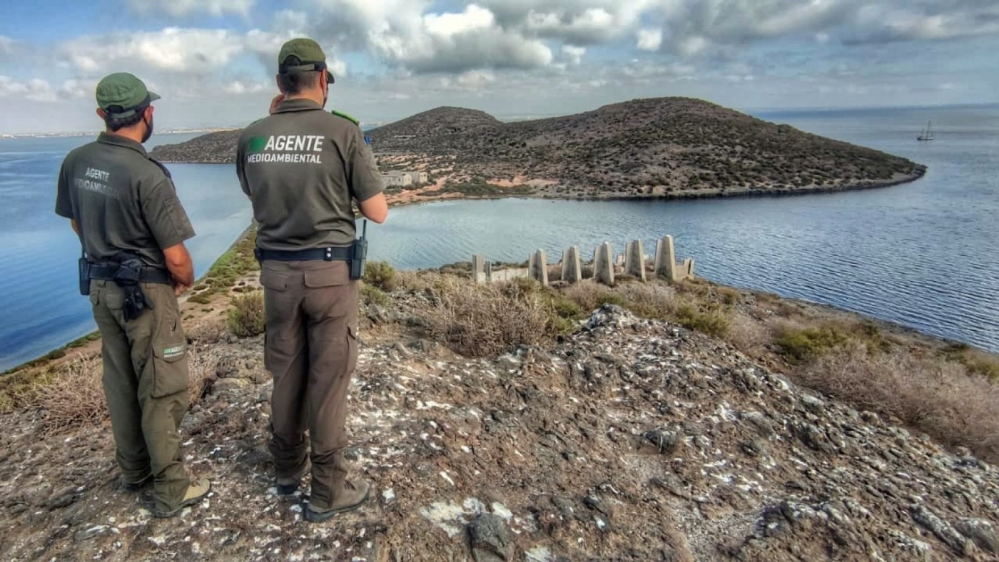 Agentes Medioambientales supervisan islas en el Mar Menor. 