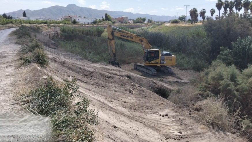 Confederación Hidrográfica limpia el cauce del Reguerón por Beniaján 