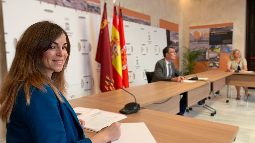 Rebeca Pérez, en primer plano, durante la junta de gobierno
