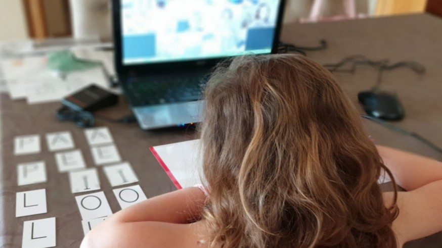 Una niña en sus clases online. ORM