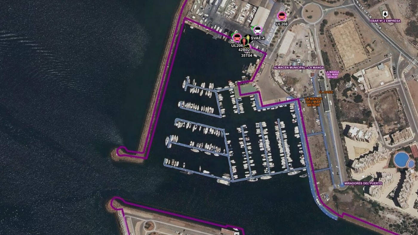 Arde una embarcación en el puerto deportivo Tomás Maestre de La Manga