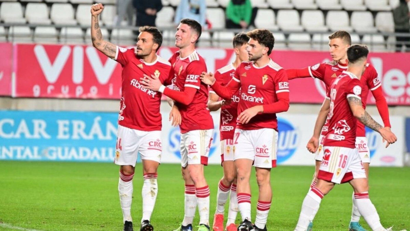 Pedro León guía al Murcia para seguir en playoff (2-0)
