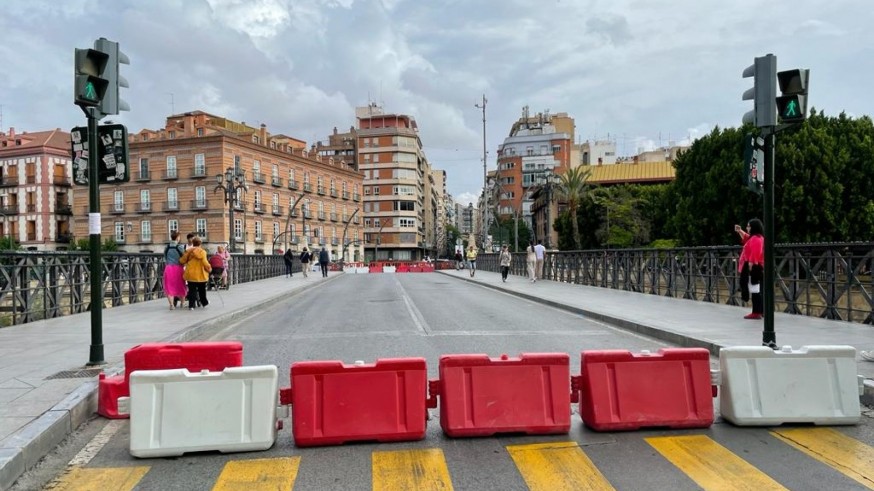 Los coches particulares ya no pueden circular por el Puente de los Peligros de Murcia