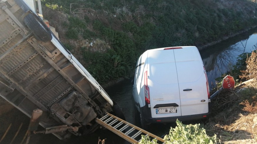 Cuatro heridos al caer dos furgonetas a un canal de agua en Santomera 