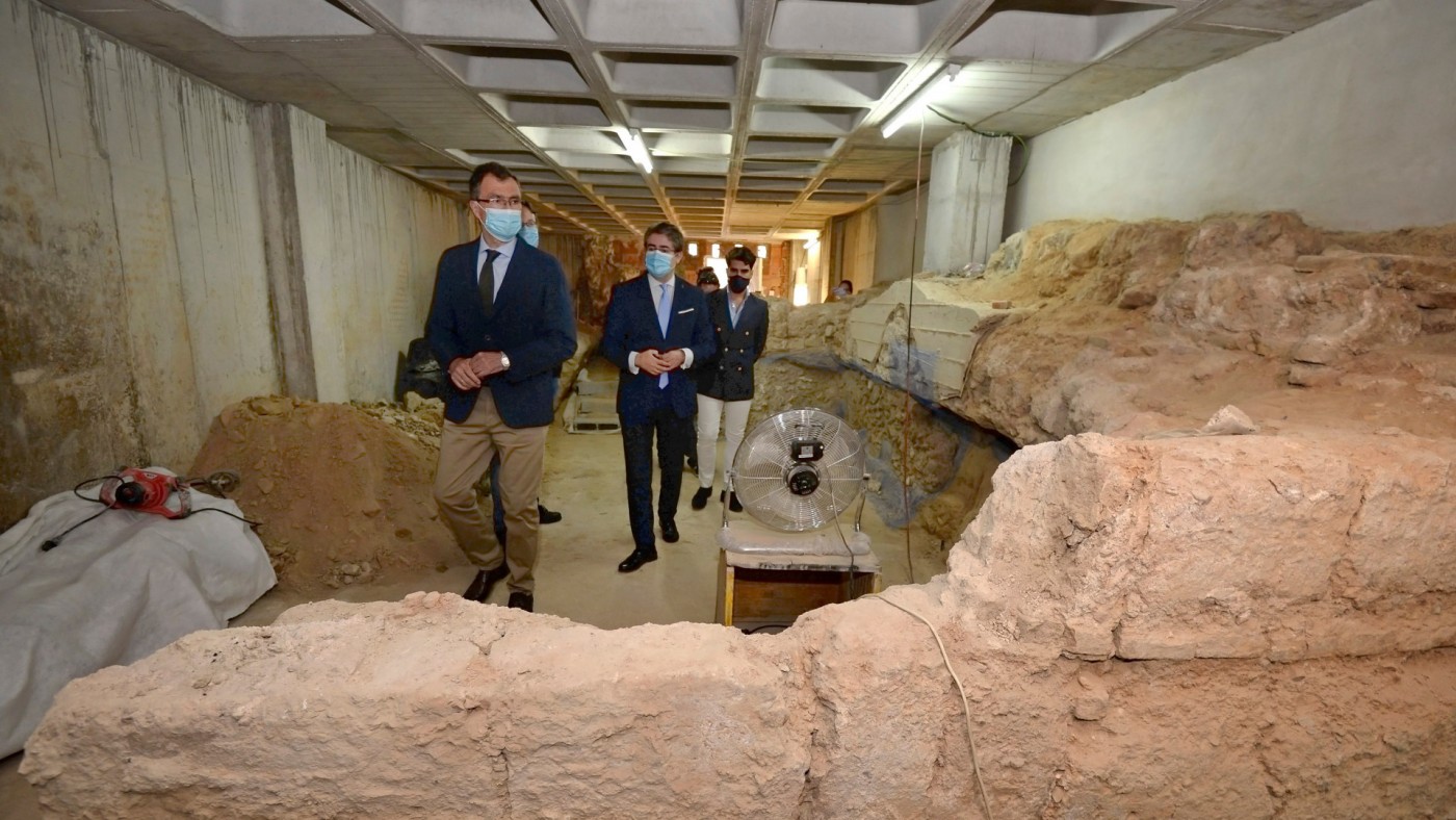 Ballesta y Pacheco durante la visita a las obras de recuperación de la muralla árabe en la calle Sagasta. AYTO. MURCIA