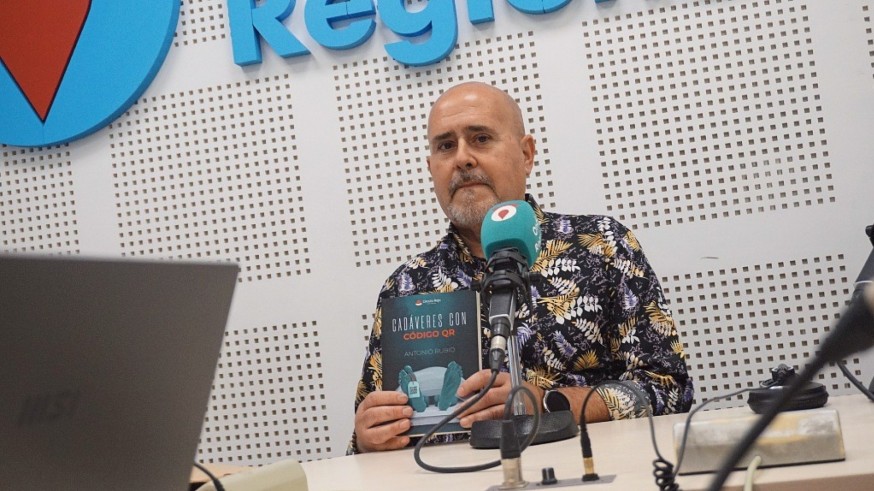 Entrando en profundidades. Hablamos con el médico forense jubilado Antonio Rubio, que ha publicado su novela 'Cadáveres con código QR'
