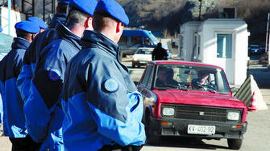 Policías y coche en Kosovo