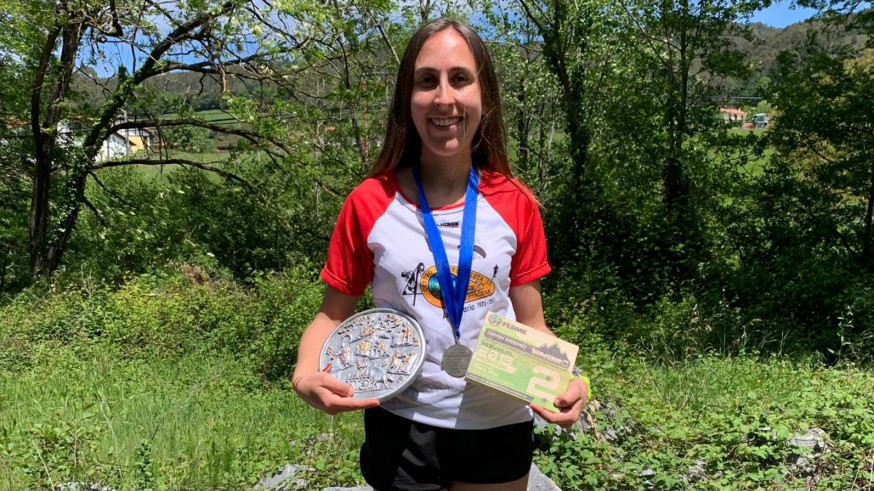 Ariadna Mataix con la medalla de plata en el campeonato de España