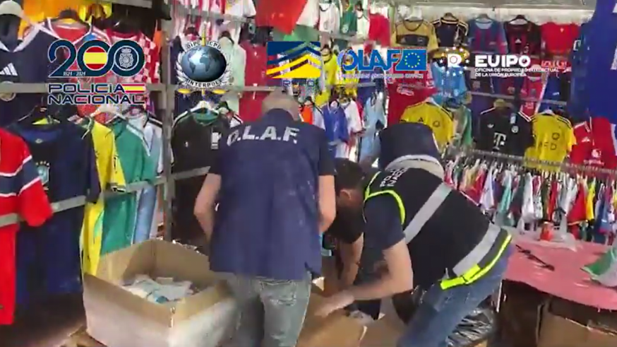 Incautadas más de 66.000 camisetas de fútbol falsificadas y detenidas 95 personas en una macrooperación policial