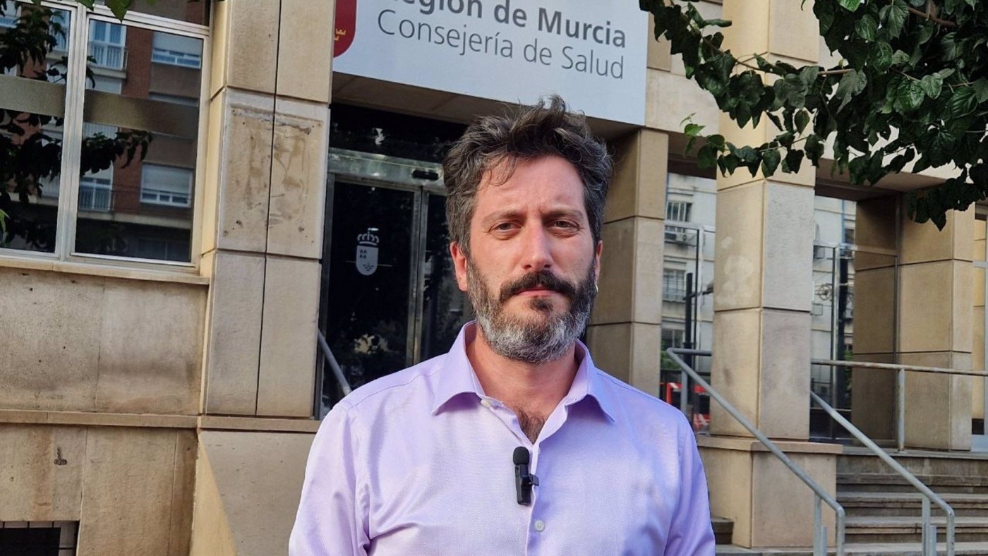 Podemos acusa al consejero de Salud de "ocultar información" sobre el cierre de consultorios en agosto