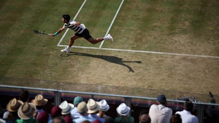Alcaraz vuela sobre la hierba y ya está en semifinales de Queen’s
