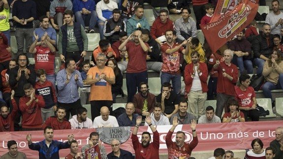 Aficionados de ElPozo en un partido del equipo en el Palacio de Deportes de Murcia