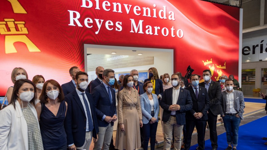 Delegación de Región en Fitur con la ministra Reyes Maroto y el luminoso dándole la bienvenida. ENRIQUE SOLER