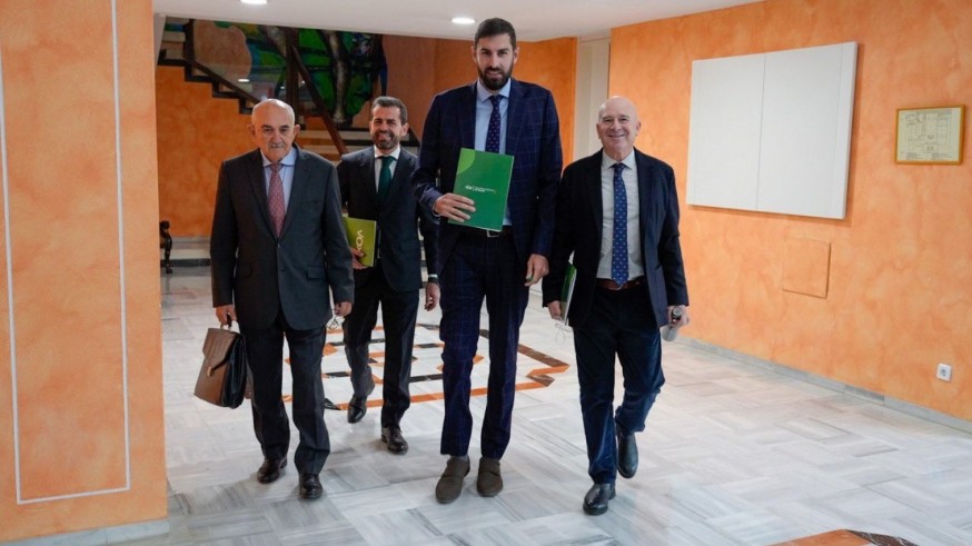 El Constitucional admite el recurso de los sindicatos para paralizar la ley que aminora sus partidas presupuestarias impulsada por Vox