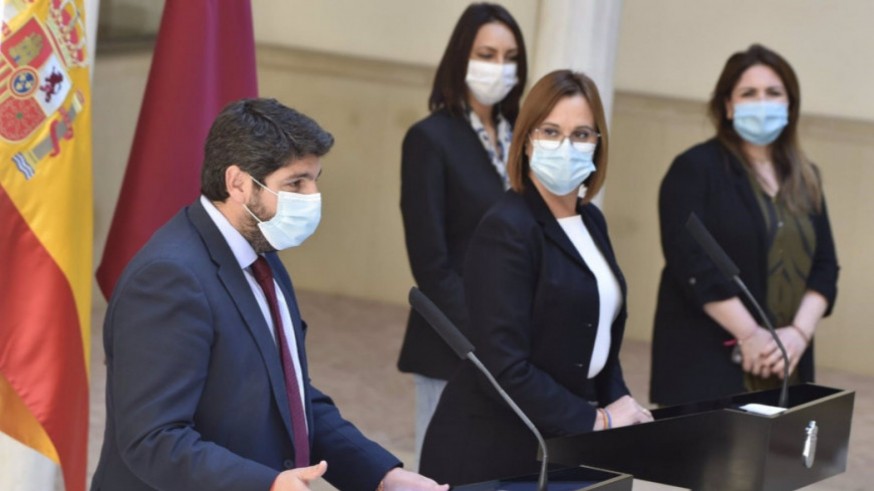 López Miras e Isabel Franco en primer plano, el 13 de marzo, anuncian el fracaso de la moción de censura (archivo). EP