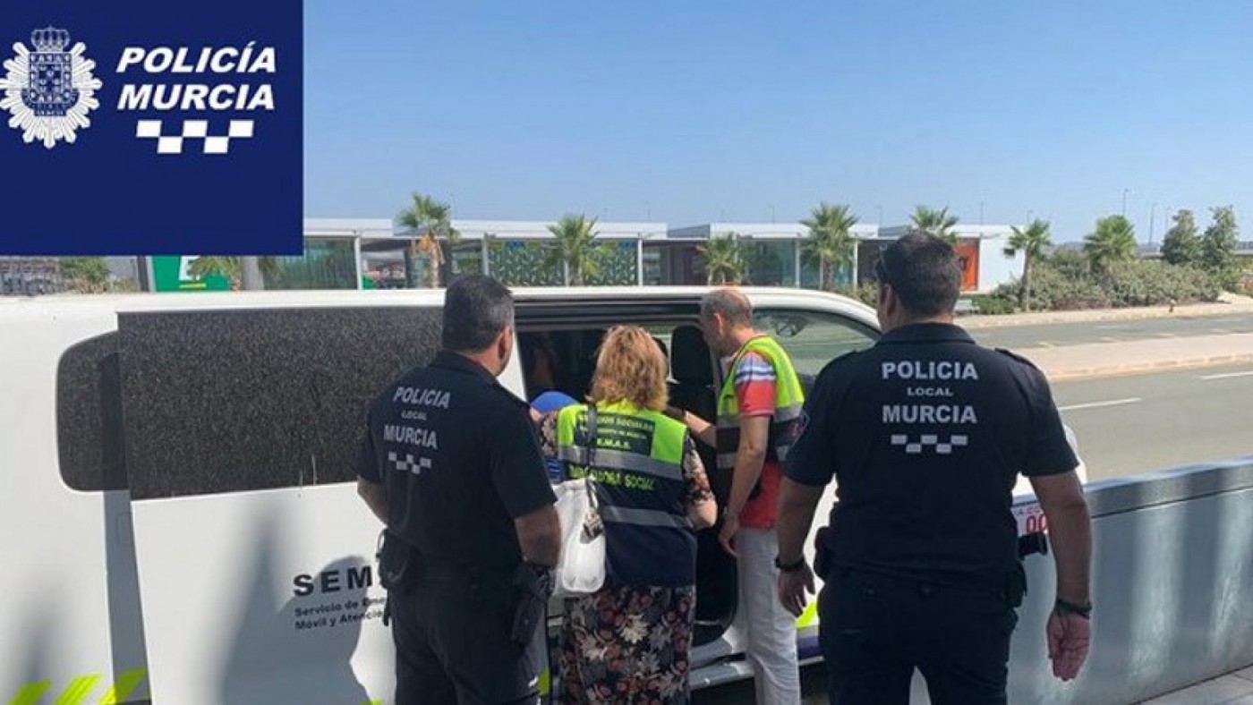 La policía recogiendo al hombre en el Aeropuerto de Corvera