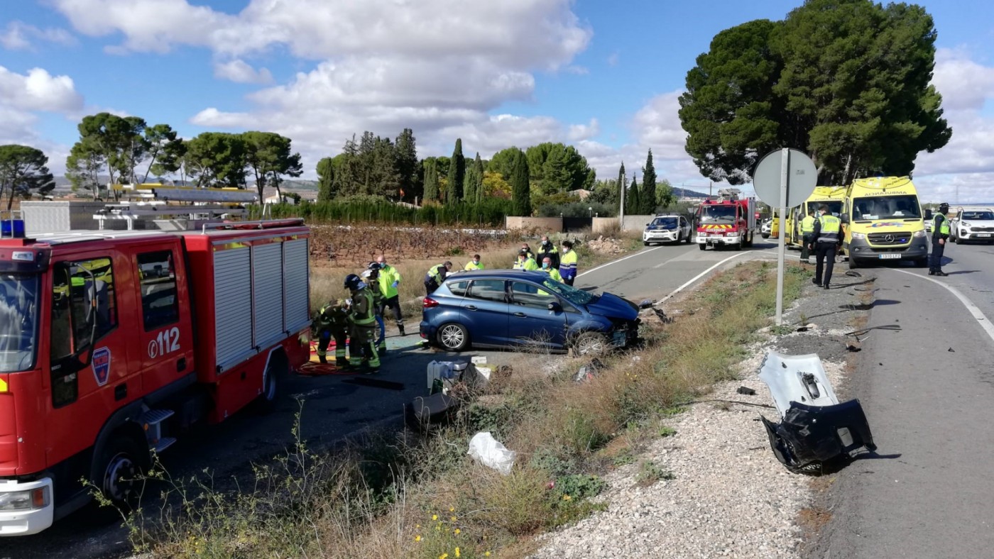 Dos personas heridas tras chocar su turismo con un camión en Yecla
