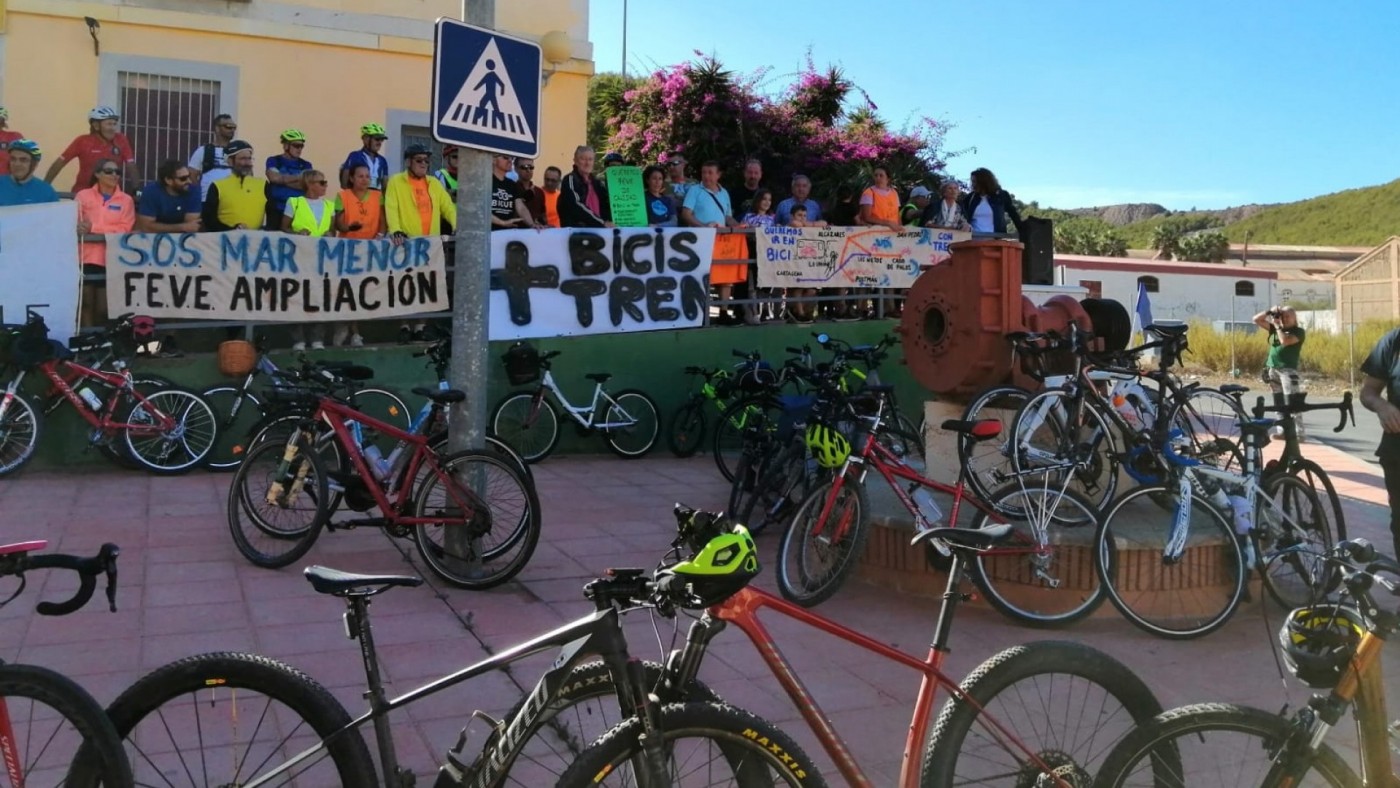 Protesta en bici para poder subir al tren con ella