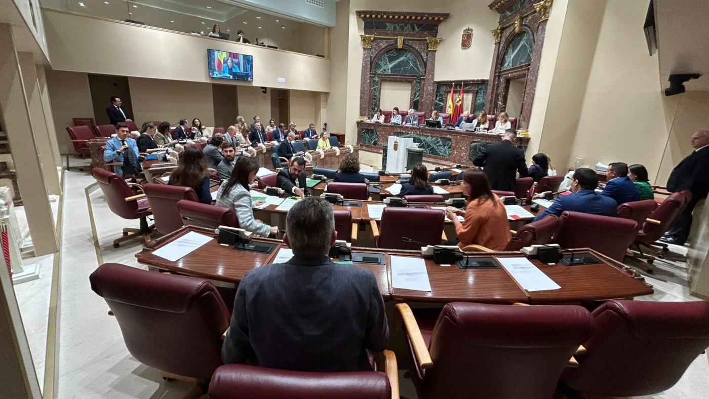 El PSOE acusa al Gobierno regional de no cumplir el protocolo para la asistencia sanitaria de personas trans