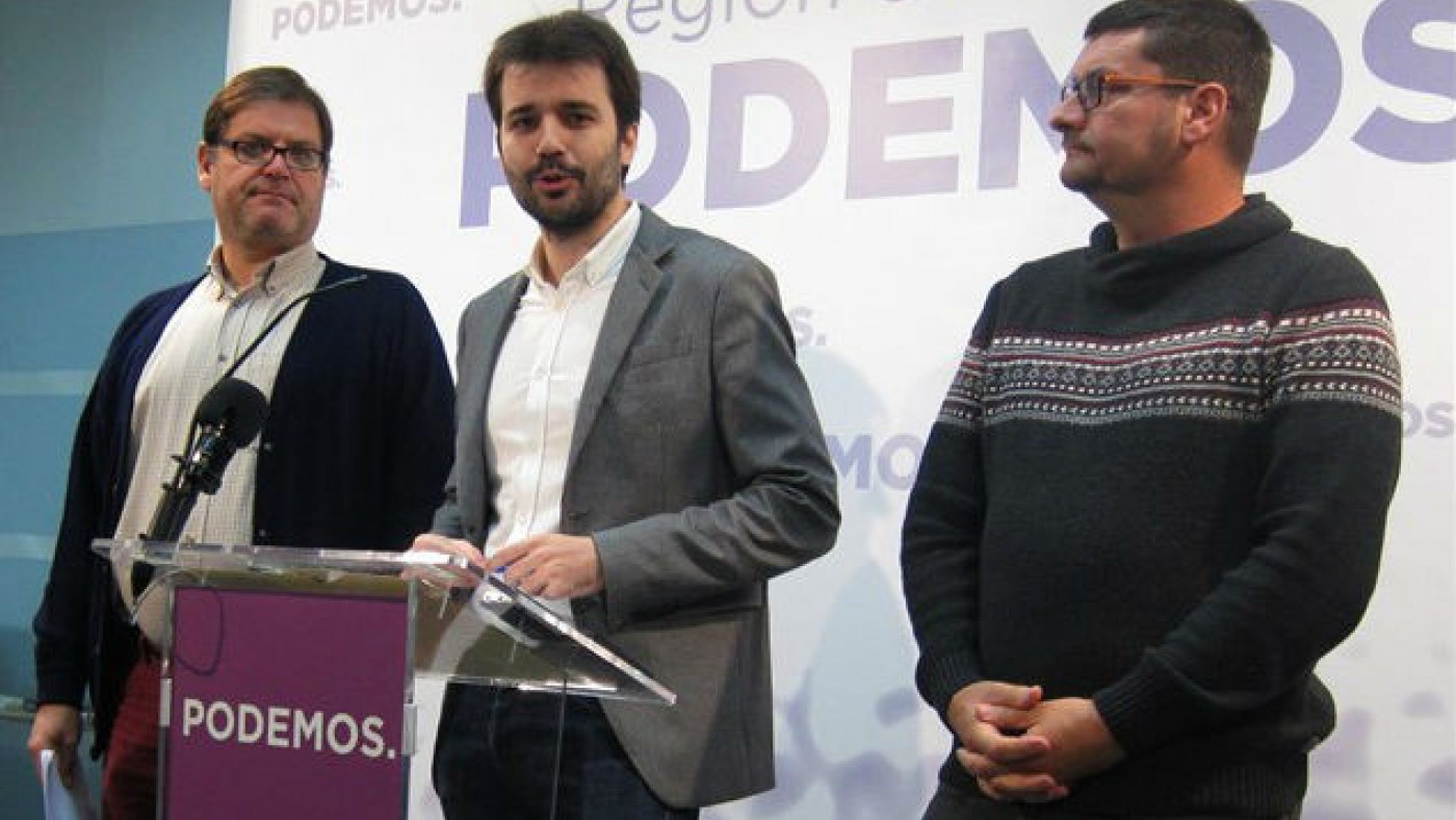 Javier Sánchez Serna, en el centro de la imagen, en una rueda de prensa