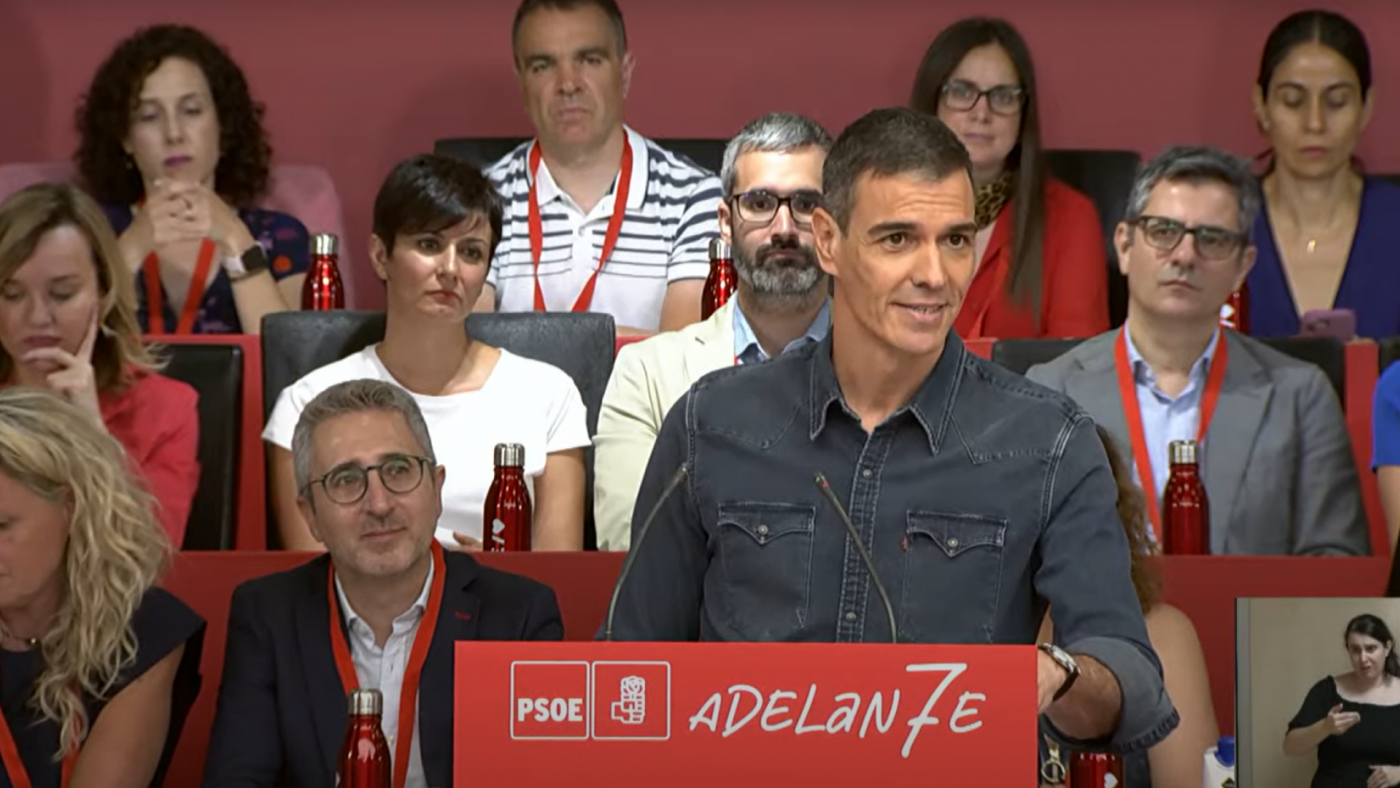 Pedro Sánchez: "El capitán no se desentiende cuando viene mala mar"
